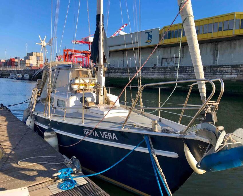 Cozy Lisbon Marina Sleepaboard - Sail Away Hotel Bagian luar foto