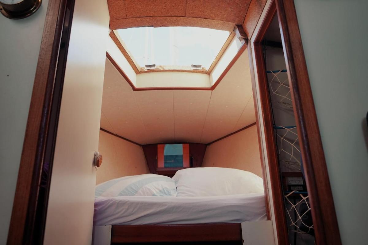 Cozy Lisbon Marina Sleepaboard - Sail Away Hotel Bagian luar foto