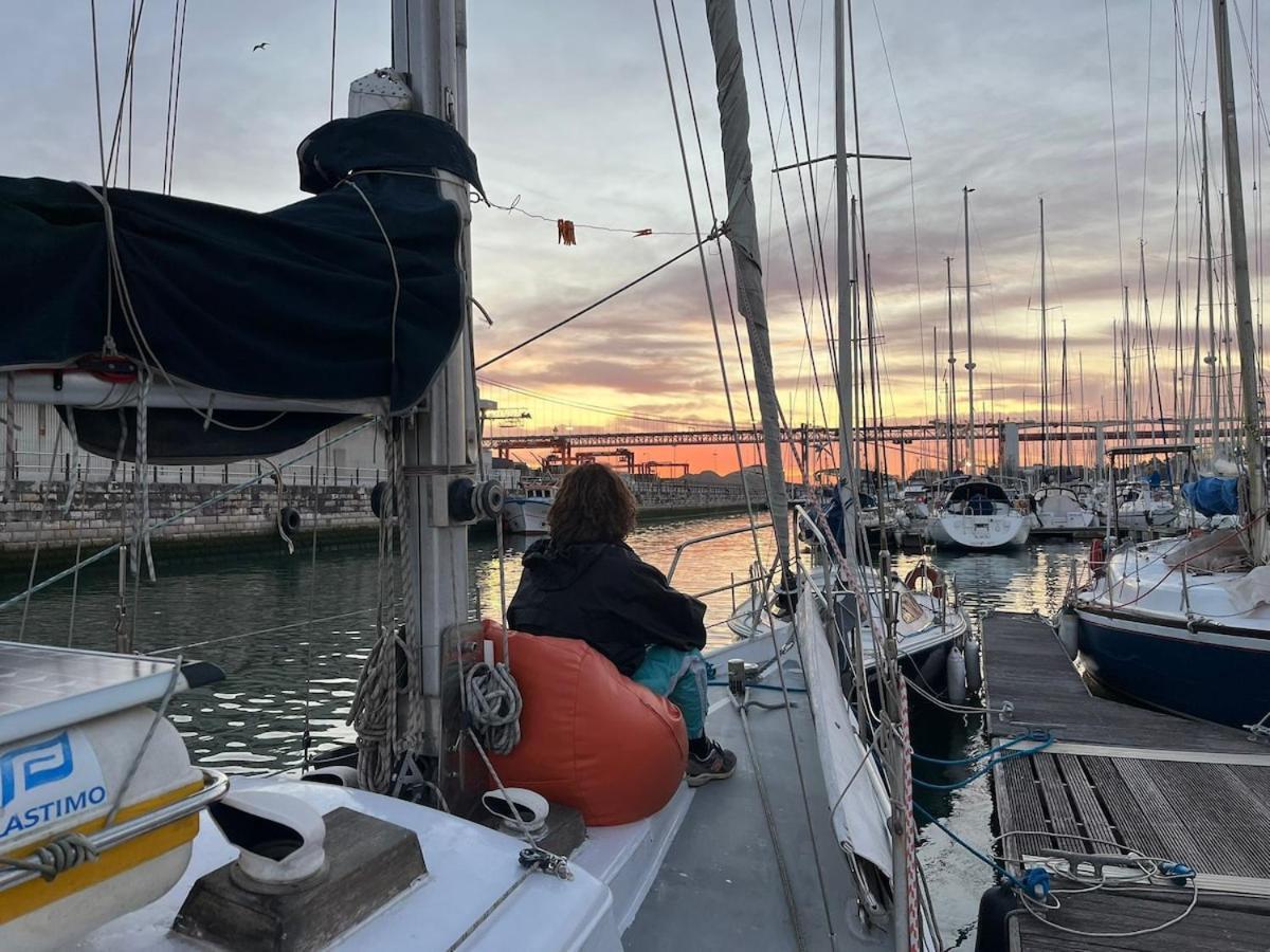 Cozy Lisbon Marina Sleepaboard - Sail Away Hotel Bagian luar foto