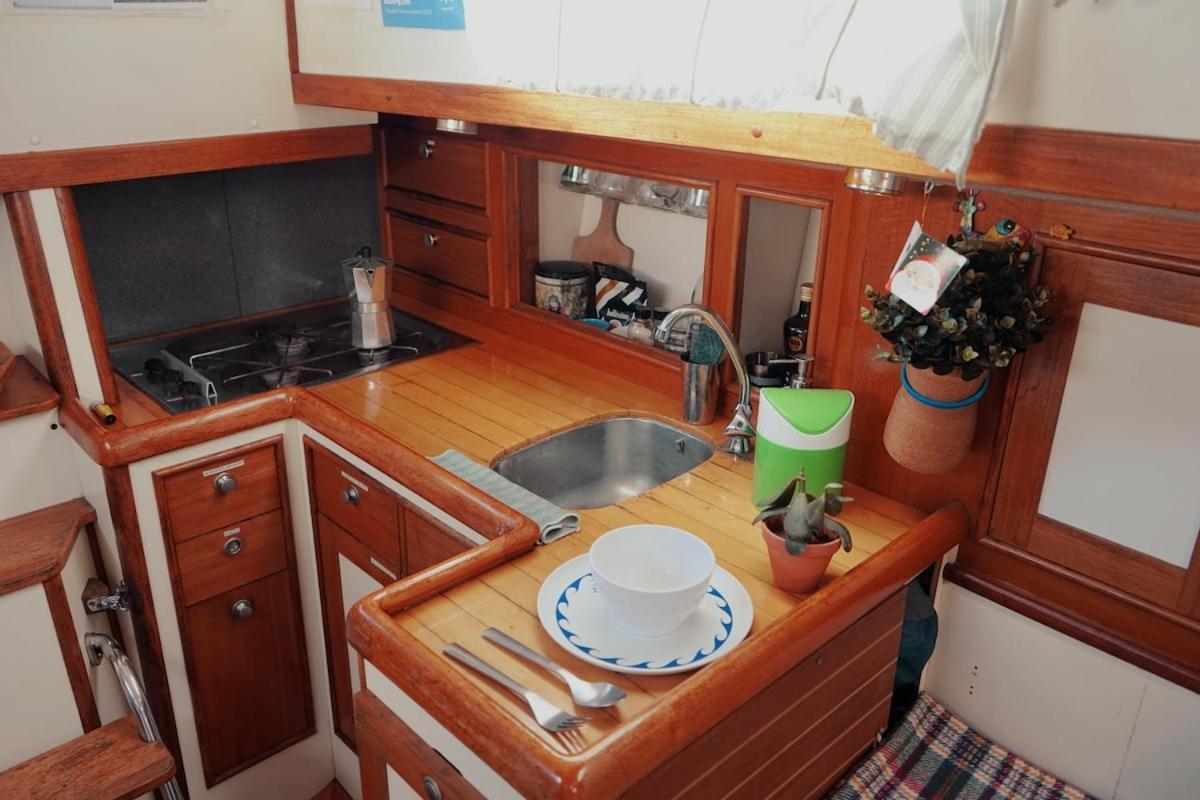 Cozy Lisbon Marina Sleepaboard - Sail Away Hotel Bagian luar foto