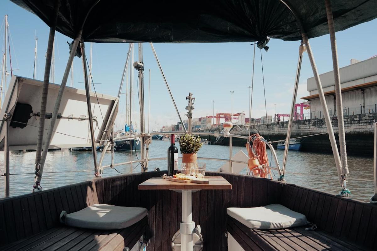 Cozy Lisbon Marina Sleepaboard - Sail Away Hotel Bagian luar foto