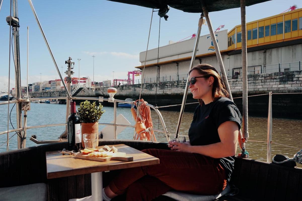Cozy Lisbon Marina Sleepaboard - Sail Away Hotel Bagian luar foto
